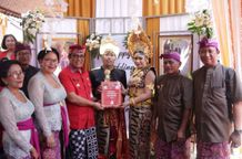 Dewasa Ayu Pernikahan, Bupati Sanjaya Serahkan 12 Dokumen Kependudukan Semara Ratih Dewasa Ayu Pernikahan