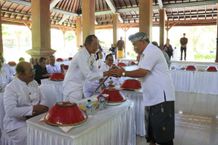 Gelar Silaturahmi dan Diskusi dengan Sulinggih, Bupati Tamba Minta Doa Restu Pembangunan Jembrana ke Depan Sulinggih