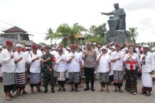 Bupati Sanjaya Bersama Seluruh Elemen Masyarakat Sembahyang Tawur Agung Kesanga di Catus Pata Kota Tabanan Catus Pata