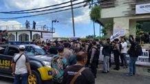 Tegang! Sejumlah Massa Tolak Eksekusi Apartemen Mewah Milik Puteri Indonesia Persahabatan 2002 Tegang