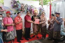 Hadiri Pawiwahan, Bupati Sanjaya Kembali Serahkan Program Unggulan Semara Ratih Kepada Kedua Mempelai Program Semara Ratih