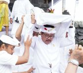 Wagub Cok Ace Beserta Sekda Dewa Indra Turut Prosesi Nedunang Ida Bhatara Serangkaian Ida Bhatara Turun Kabeh di Besakih Besakih