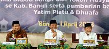 Bupati Sedana Arta Salurkan Santunan Bagi Anak Yatim Piatu & Kaum Dhuafa di Masjid Agung Bangli Sembako