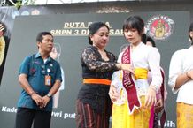 Perayaan HUT Ke-44 SMPN 3 Denpasar, Sagung Antari Jaya Negara Kukuhkan Duta Baca Spentri HUT Ke-44 SMPN 3 Denpasar