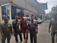Satpol PP Amankan WNA ODGJ yang Mengamuk di Area Dinas PMPTSP Provinsi Bali ODGJ WNA