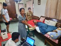 Desa Dauh Puri Kangin Bersama Disdukcapil Denpasar Lakukan Jemput Bola Rekam E-KTP Bagi Lansia dan Penderita Stroke Jemput Bola Rekam E-KTP