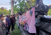 Sebabkan Kumuh dan Kotor, Satpol PP Tertibkan Puluhan Spanduk, Banner dan Baliho Kadaluarsa tertibkan spanduk