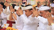 Wabup Ipat Hadiri Upacara Penyineban Pura Luhur Dang Kahyangan Rambut Siwi Upacara Penyineban
