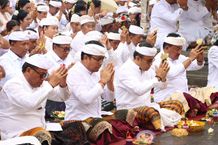 Pemkot Denpasar Ngaturang Bhakti Penganyar di Pura Agung Besakih Pemkot Denpasar