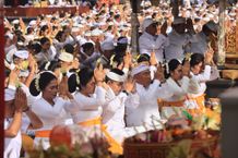 Gabungan Organisasi Wanita Jembrana Ngayah Rejang Renteng pada Bakti Penganyar di Pura Agung Besakih Bakti Penganyar