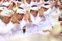 Pemkot Denpasar Ngaturang Bhakti Penganyar Serangkaian Pujawali Ngusaba Kedasa di Pura Ulun Danu Batur Bhakti Penganyar
