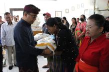 Ringankan Beban Masyarakat, Wali Kota Jaya Negara Distribusikan Penyaluran Bantuan Pangan Beras Salurkan Bantuan
