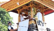 Wali Kota Jaya Negara Nyuaraang Kulkul Dalam Prosesi Upacara Melaspas Alit Bale Kulkul dan Bale Gede Pura Khayangan Penataran Sumerta Nyuaraang Kulkul
