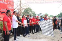 Diikuti Ribuan Peserta, Wali Kota Jaya Negara Lepas Jalan Sehat “Yang” Festival Kelurahan Peguyangan Jalan Sehat