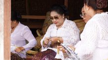 Serangkaian IBTK di Pura Agung Besakih, Ny. Cok Ace Ngaturang Ayah Mejejaitan Ngayah