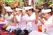 Wawali Arya Wibawa Ngaturang Bhakti Piodalan Pura Lokanatha Lumintang Denpasar ngaturang bhakti