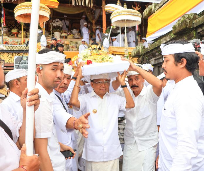 Laksanakan Persembahyangan