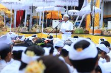 Gubernur Koster dan Wagub Cok Ace Haturkan Bhakti Penyineban Karya Ida Bhatara Turun Kabeh di Pura Agung Besakih Bhakti Penyineban