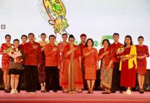 Hadiri Fashion Show Semarapura Festival ke-5, Putri Koster Minta Pedagang Jual Kain Tenun Produksi Penenun Klungkung Semarapura Festival