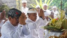 Wabup Ipat Muspayang Bhakti Pengayar di Pura Luhur Pucak Petali Petali