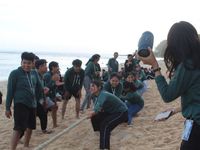 Meriahkan HUT ke 10, Prodi MSP Gelar Beach Clean Up di Pantai Timbis untuk Jaga Kelestarian Lingkungan Unud