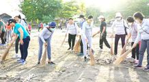 Resik Sampah Plastik! TP PKK Jembrana Gelar Bakti Sosial di Pantai Perancak Pantai Perancak