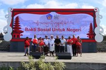 Bupati Dampingi Gubernur Bali Bagikan Ribuan Paket Sembako di Alun-alun Bangli Sembako