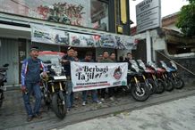 Komunitas Honda CB150X Bali Chapter Lakukan Aksi Berbagi Ta’jil untuk Pengguna Jalan Ta’jil