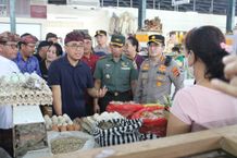 Jelang Hari Raya Idul Fitri, Wali Kota Jaya Negara Bersama Forkopimda Lakukan Pemantauan Pasokan dan Harga Bahan Pokok Pantau Harga Bahan Pokok