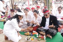 Bupati Sanjaya Beserta Istri Pimpin Bhakti Penganyar Pemkab Tabanan di Pura Ulun Danu Batur Bhakti Penganyar