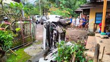 Tabrak Pagar Rumah Warga di Gitgit, Mobil Daihatsu Ayla Rusak Parah Ayla Tabrakan