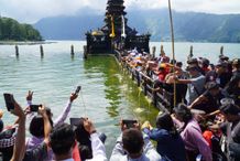 Peringati Hari Bumi Internasional, Ribuan Masyarakat Bali Antusias Tuangkan Eco Enzyme ke Danau Batur Eco Enzyme