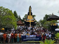 LPPM Unud Mereresik Jelang Piodalan di Pura Maha Widya Saraswati dan Pura Dalem Balembong Universitas Udayana Unud