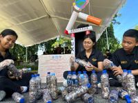 Isi Liburan, Ratusan Anak Denpasar Pungut Puntung di Taman Kota Lumintang Puntung Rokok