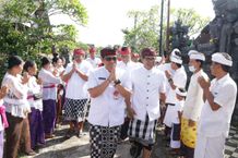 Hadiri Yadnya di Dua Desa, Bupati Sanjaya Ajak Masyarakat Selalu Kompak dan Bersatu Yadnya