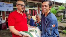 Pemkab Bangli Salurkan Bantuan Pangan di Kecamatan Susut Susut