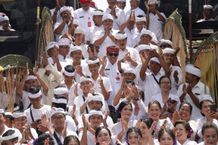 Rahina Purnama Kedasa, Bupati Sanjaya Roadshow Hadiri Yadnya Masyarakat di Tiga Kecamatan Purnama Kedasa