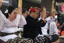 Diguyur Hujan Lebat, Bupati Sanjaya Pimpin Sembahyang Sradha Bhakti Penganyar di Pura Besakih Bhakt penganyar