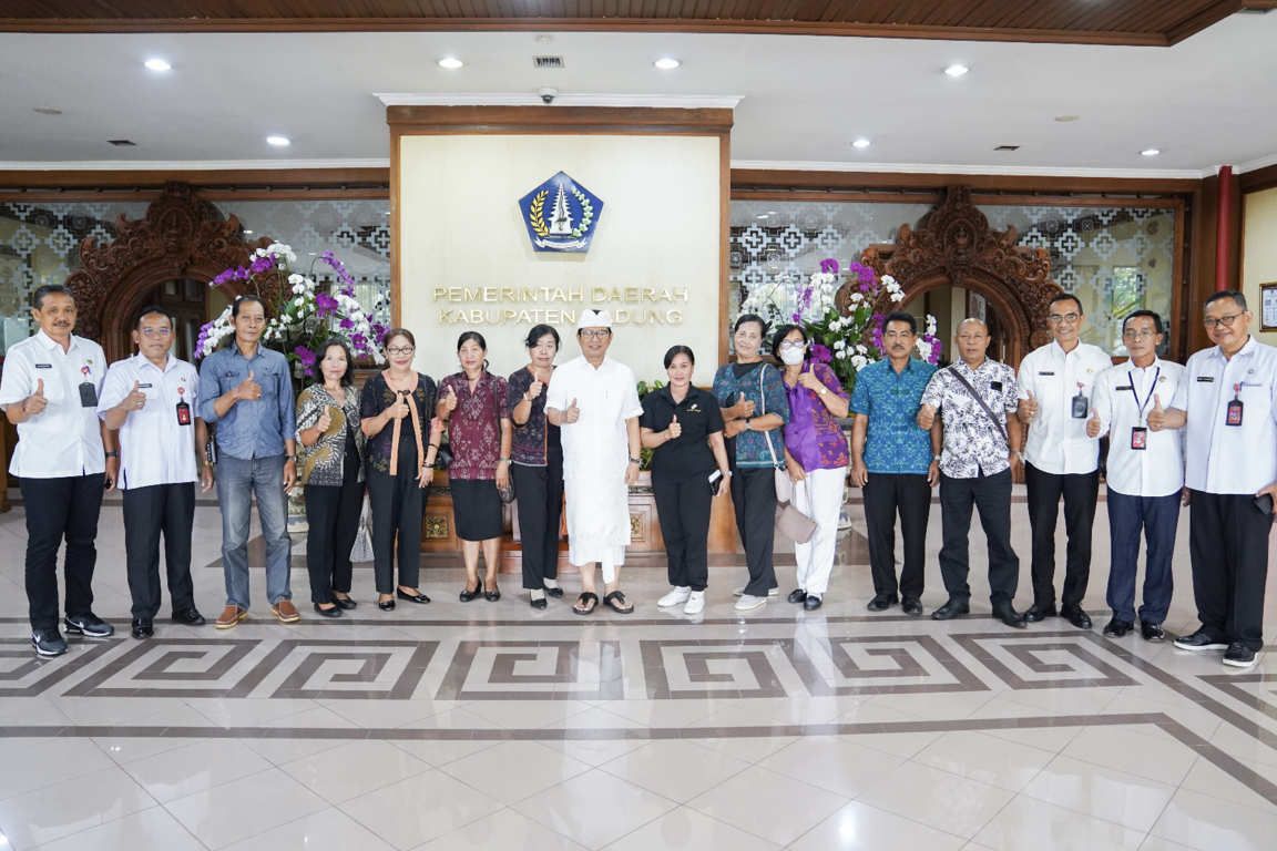 Sekda Badung Kembali Serahkan Santunan Pensiun Bagi Anggota KORPRI Pensiun