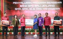 Gubernur Wayan Koster Serahkan Beasiswa Bank BPD Bali ke Siswa SMP, SMA, SMK, SLB dan Mahasiswa Beasiswa