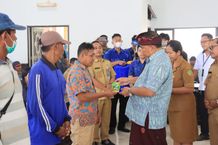 Kelompok Masyarakat Terdampak Banjir Bandang di Jembrana terima Insentif Pertanian dan Peternakan Insentif