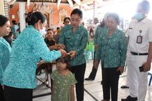 Sagung Antari Jaya Negara Serahkan PMT Saat Buka Posyandu Paripurna Kecamatan Denpasar Utara Posyandu Paripurna