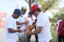 Serahkan Piala Pemenang Wali Kota Cup XIII Cabang Olahraga Selancar Ombak Tahun 2023 Wali Kota Cup XIII