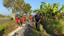 Peringati Bulan Bhakti Gotong Royong, Kelurahan Penatih Ajak Siswa Jaga Kebersihan Lingkungan Bulan Bhakti Gotong Royong