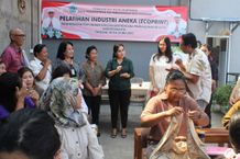 Ayu Kristi Arya Wibawa Tutup Pelatihan Aneka Ecoprint Pelatihan Ecoprint