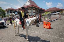 Usai Diwisuda, Hendro Pleret Naik Kuda Keliling Kampus UGM Wisuda UGM