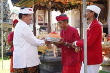 Wagub Cok Ace Hadiri Upacara Ngenteg Linggih lan Padudusan Agung di Pura Pajenengan Pande Antiga Upacara Ngenteg Linggih