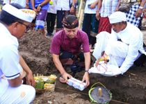 Sebagai Bentuk Pemberdayaan KK Miskin, Bupati Suwirta Bangun Rumah Deret di Desa Sulang Rumah Deret