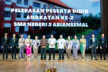 Bupati Giri Prasta Lepas 372 Siswa Kelas XII SMAN 2 Abiansemal SMAN 2 Abiansemal