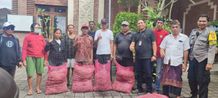 Kendalikan Inflasi, 300 Kg Bibit Bawang Merah Diberikan Kepada Kelompok Tani Uma Puan Peguyangan Kelompok Tani
